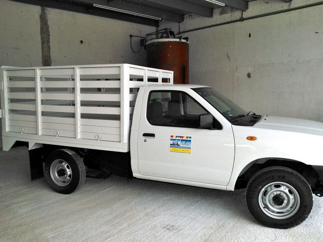 Camioneta Repartidora y Al fondo nuestra principal revolvedora de 1600 Litros con un motor de 10 caballos de Fuerza
