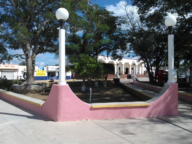 Suministro de Nuestra Pintura en parque público en la localidad de Kantulnilkin Q.ROO.